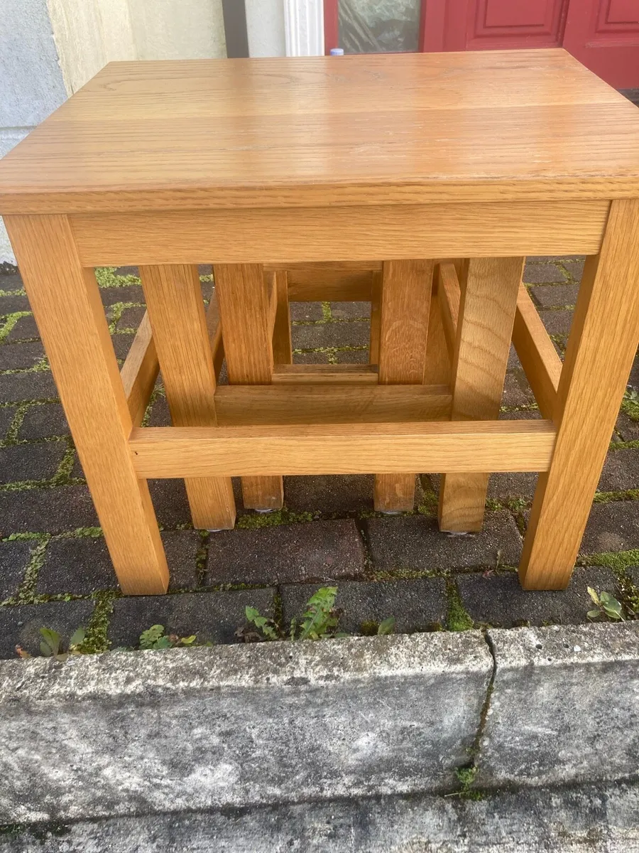 Oak nest of tables - Image 2