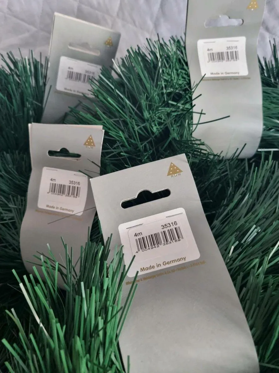 Green Christmas tinsel like foliage 4m x4 lots - Image 4