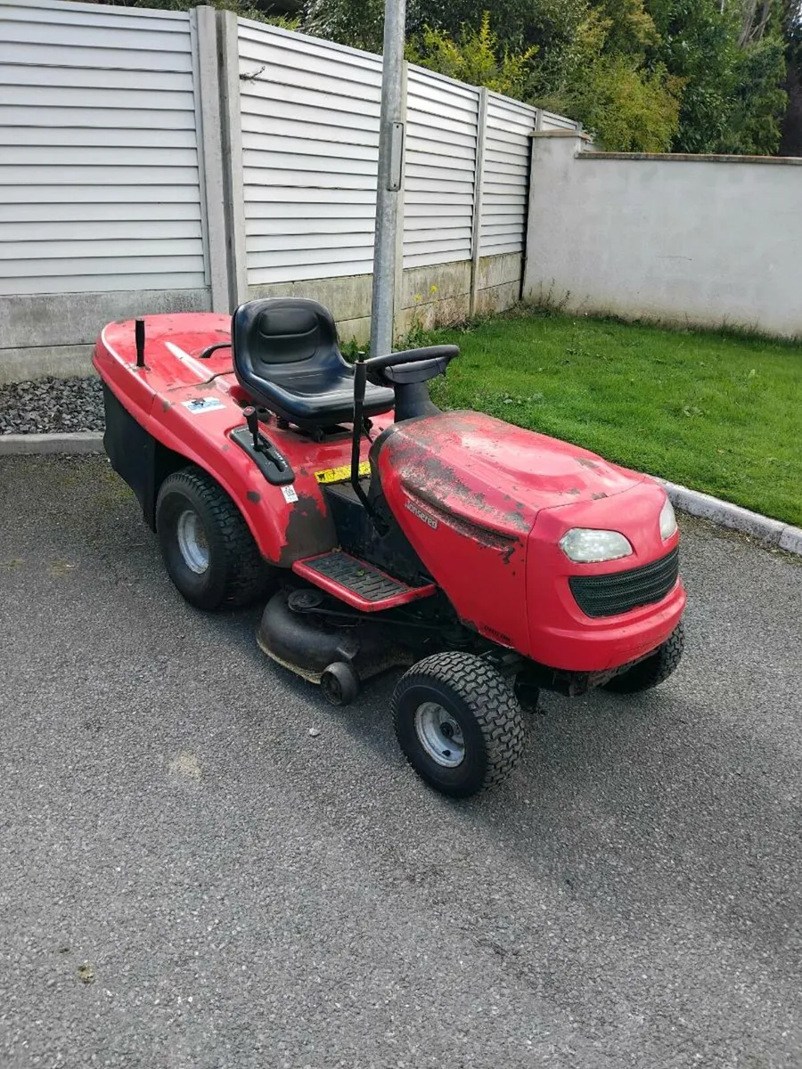 Ride on lawnmower - Image 1