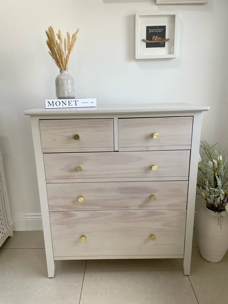 Solid wood chest of drawers - Image 1