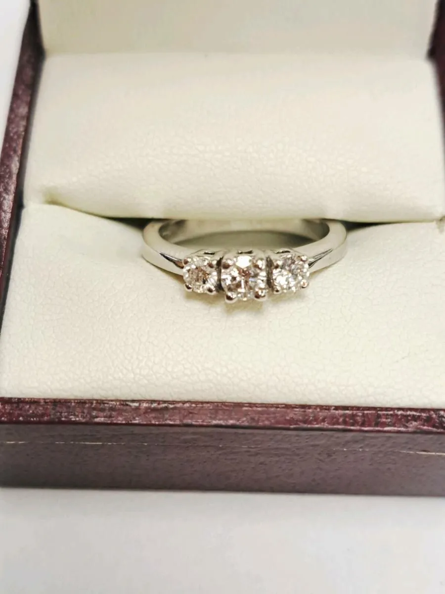 18K White Gold Diamond Ring 18CT - Image 1