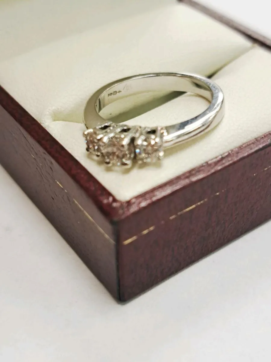 18K White Gold Diamond Ring 18CT - Image 2