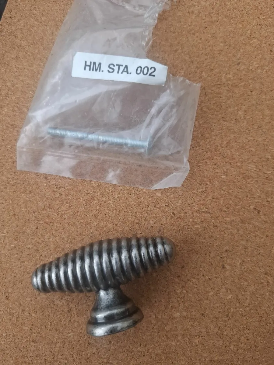Knobs/drawer pulls - Image 1