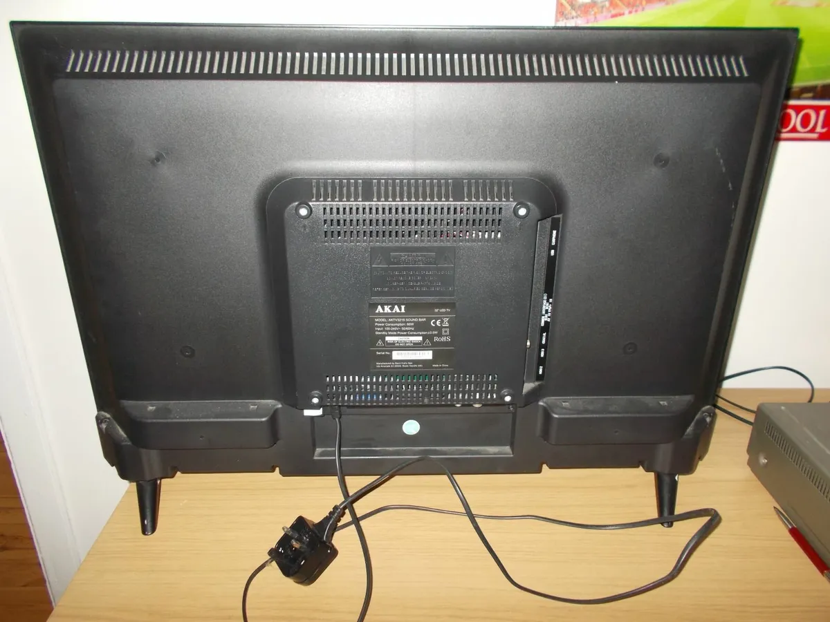 Akai 32 inch TV with Remote - Image 4