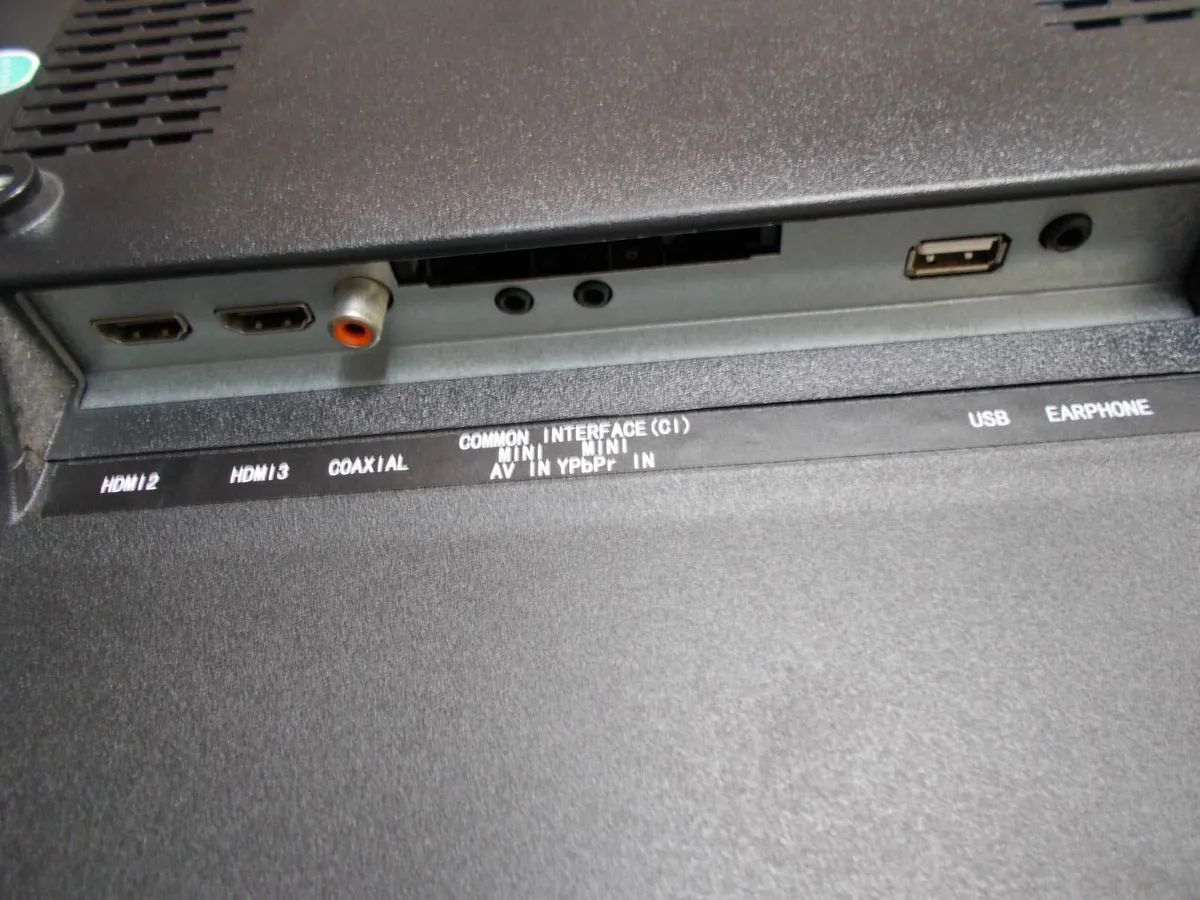 Akai 32 inch TV with Remote - Image 3