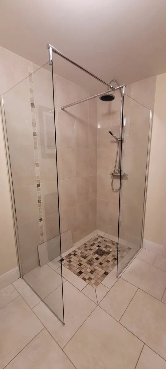 Wet room shower glass. - Image 1