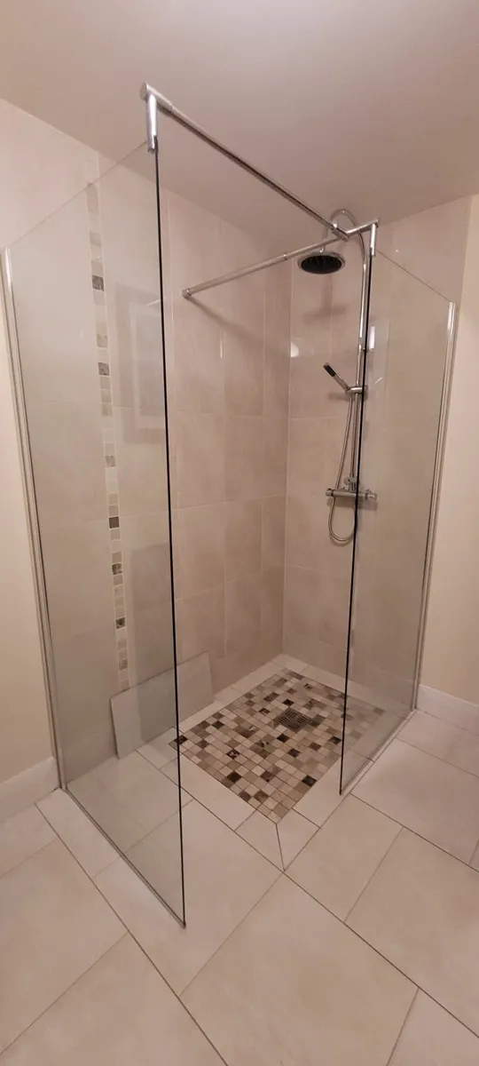 Wet room shower glass. - Image 2