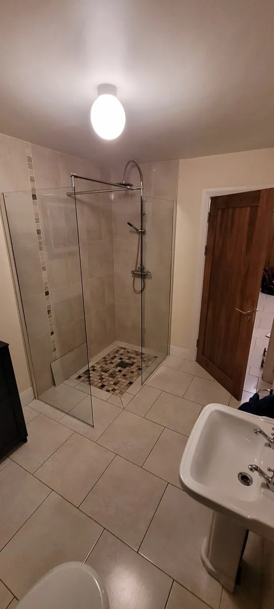 Wet room shower glass. - Image 3