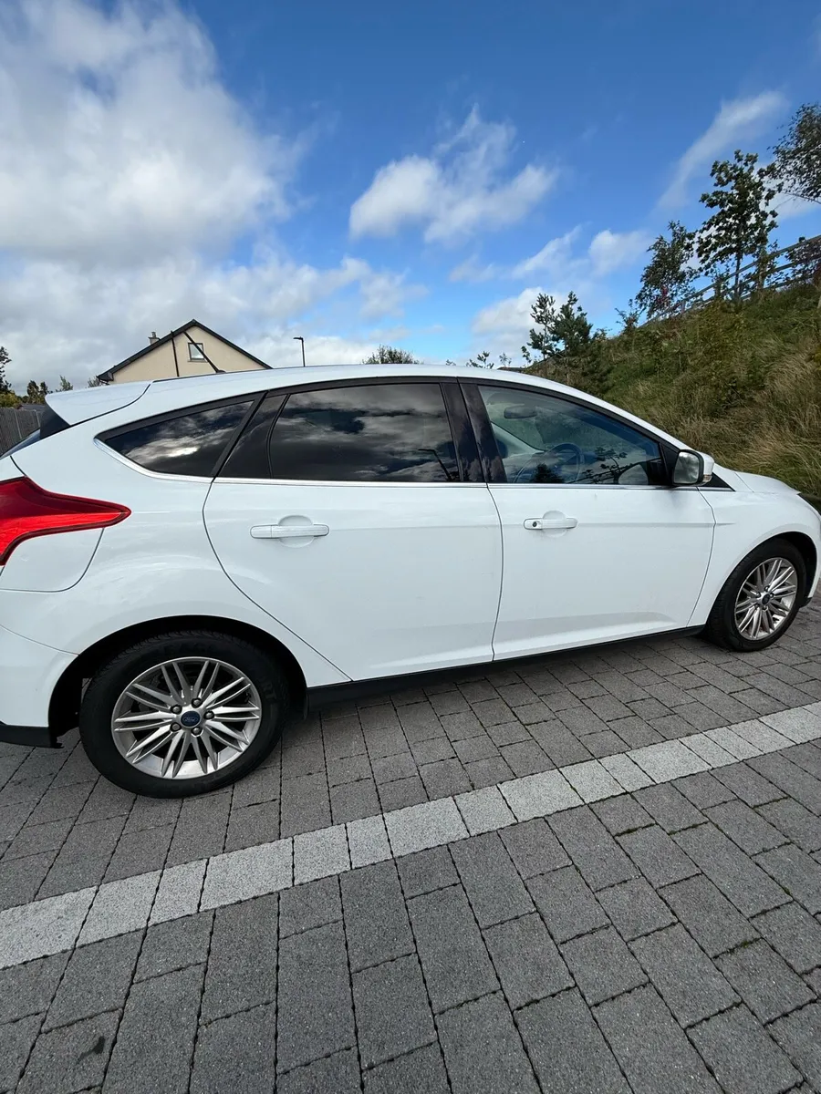 White Ford Focus 17 - Image 1