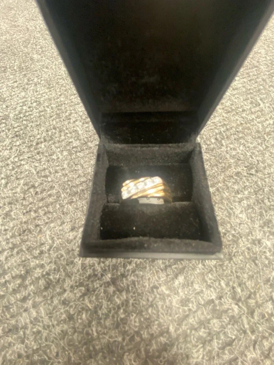 9ct Gold Ring w/ Diamonds 9k - Image 3
