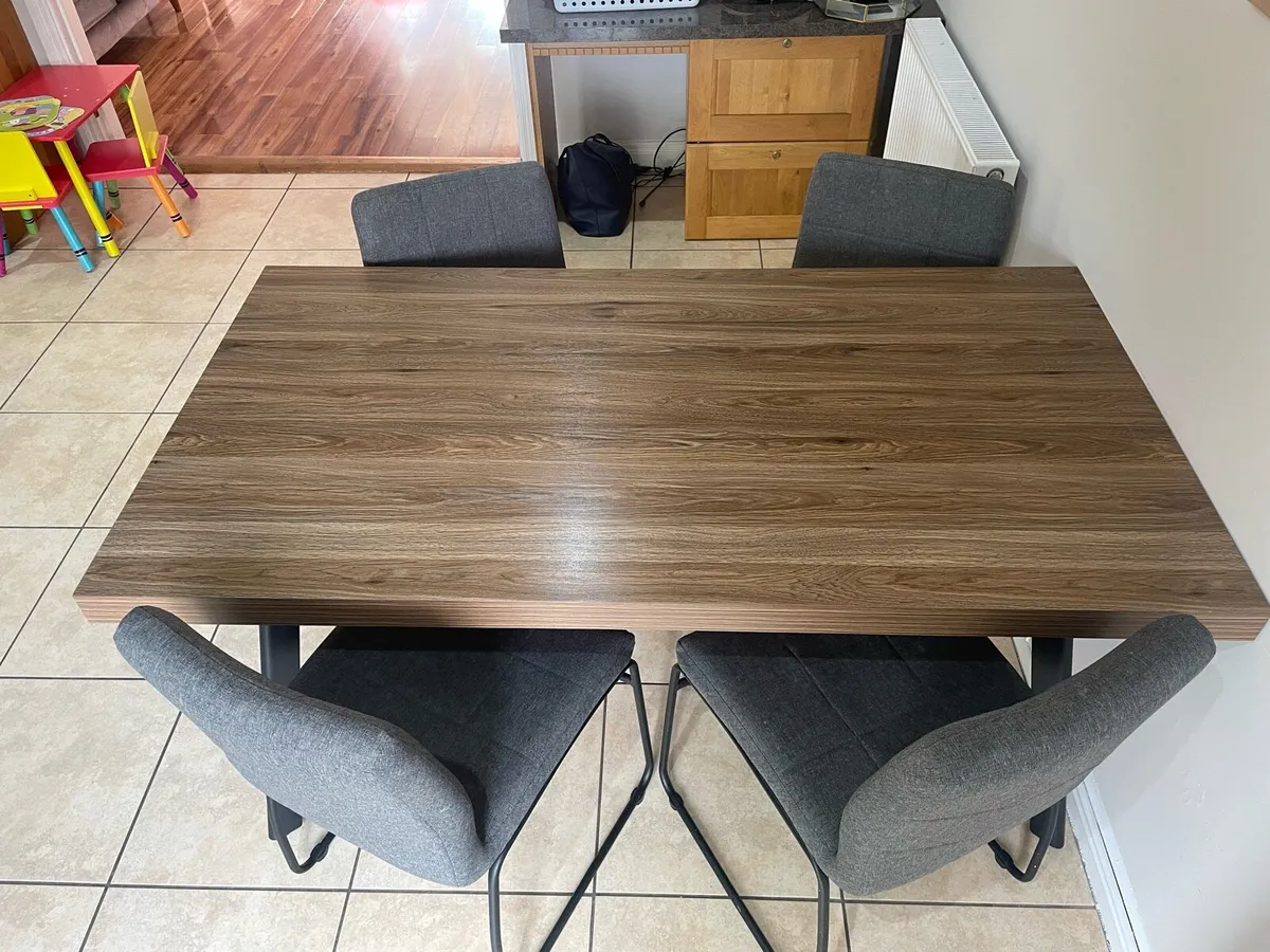 Dining table & 4 Chairs - Image 1