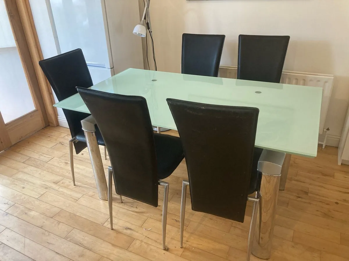 Extendable glass dining table with 6 chairs - Image 1