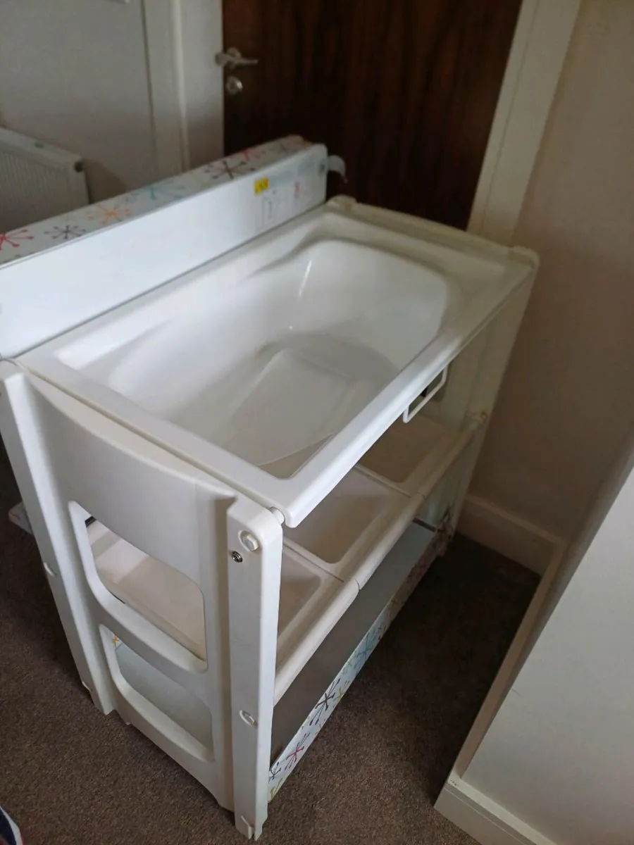 Changing table and bath - Image 3