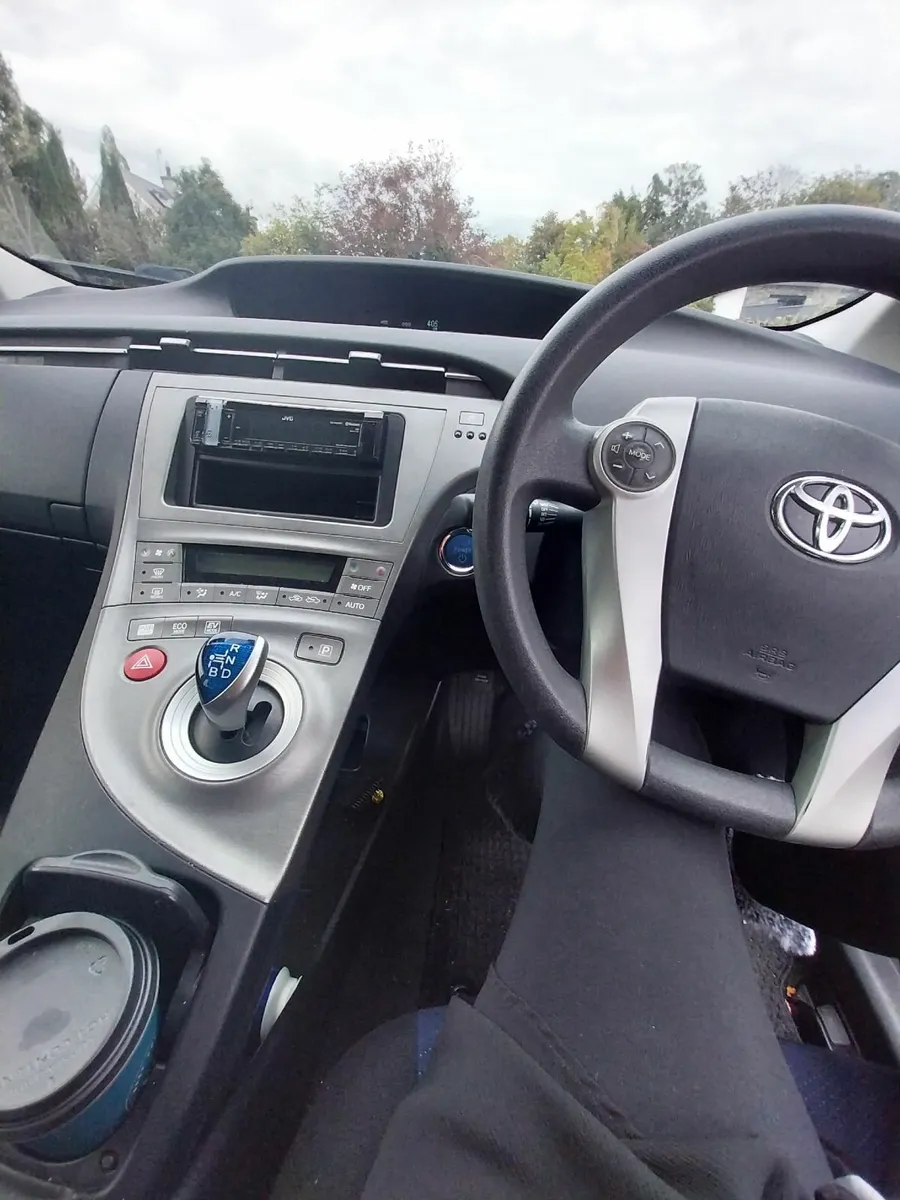 Toyota Prius 2015 - Image 2
