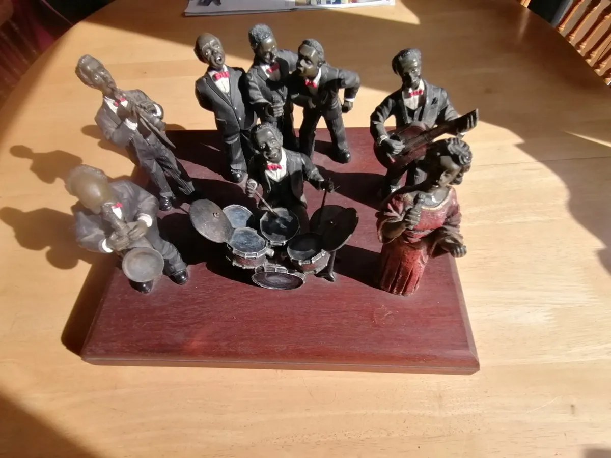 Jazz band figurines on wooden stand - Image 1