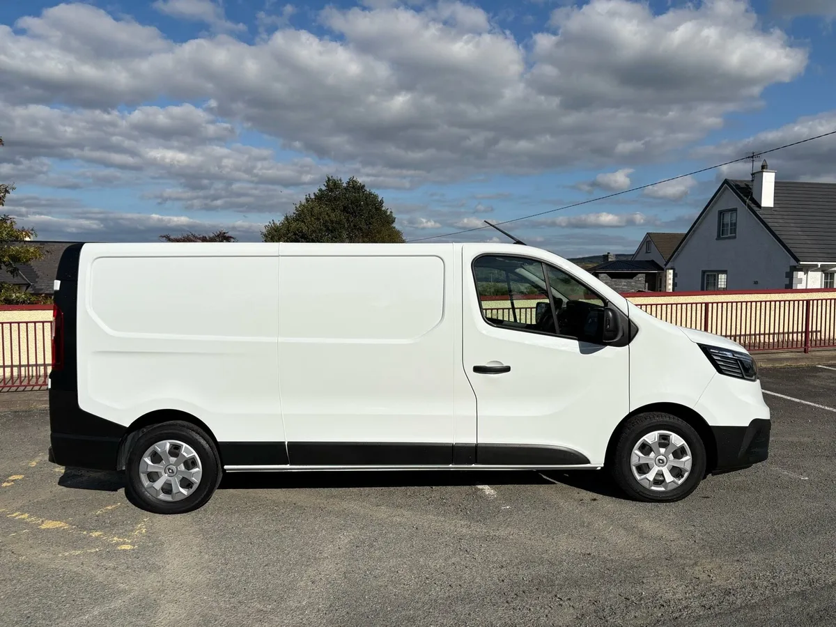 2022 (222) RENAULT TRAFIC BUSINESS LWB - Image 2