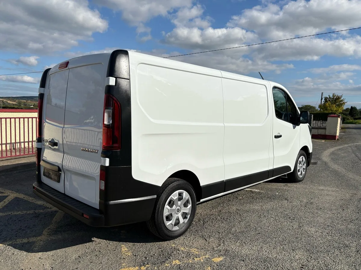 2022 (222) RENAULT TRAFIC BUSINESS LWB - Image 3