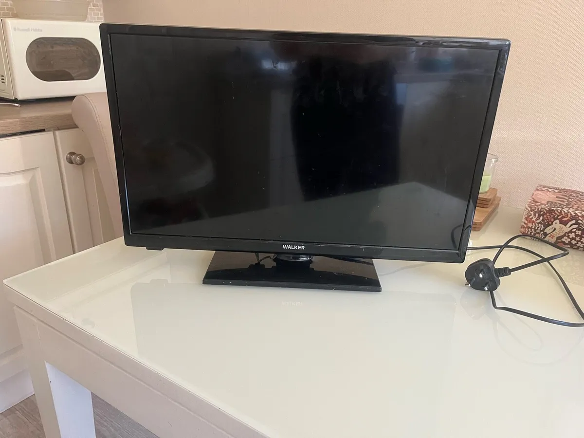 Tv 24inch HDMI with remote - Image 1