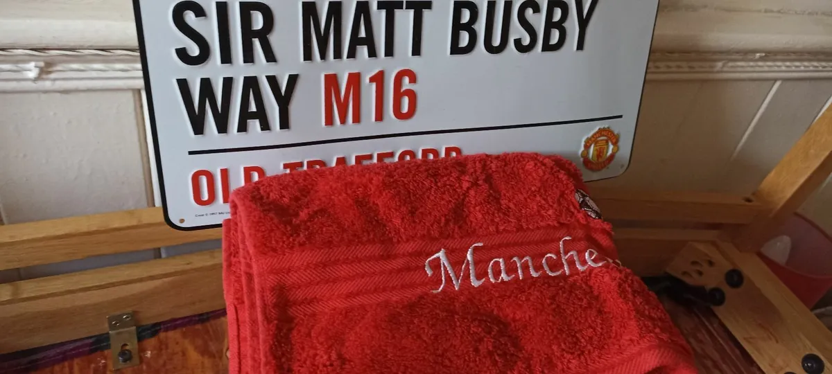 Man Utd Hand Towel  & Street Sign - Image 1
