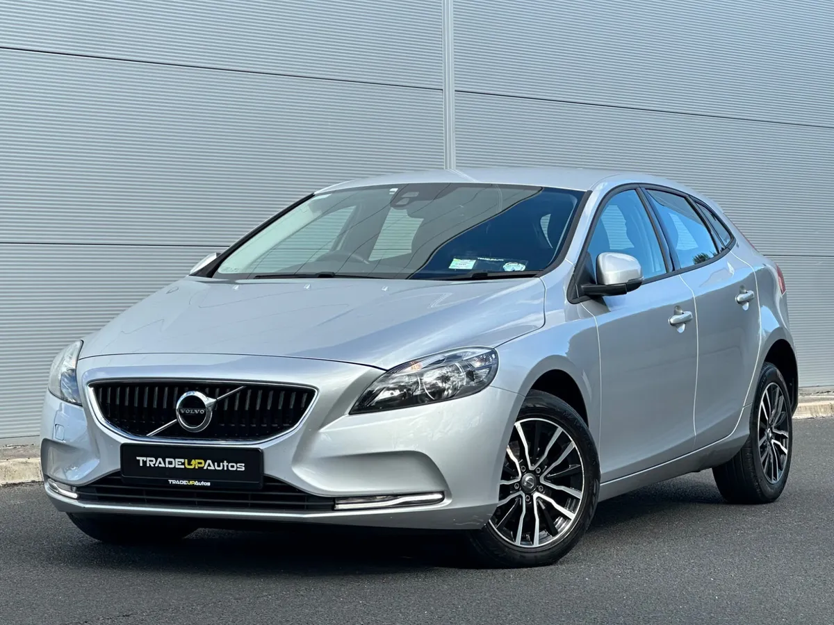 Volvo V40 D2 Momentum *LowKmS - Image 1