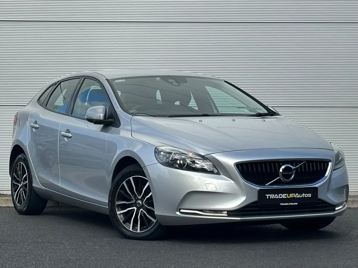 Volvo V40 D2 Momentum *LowKmS - Image 2