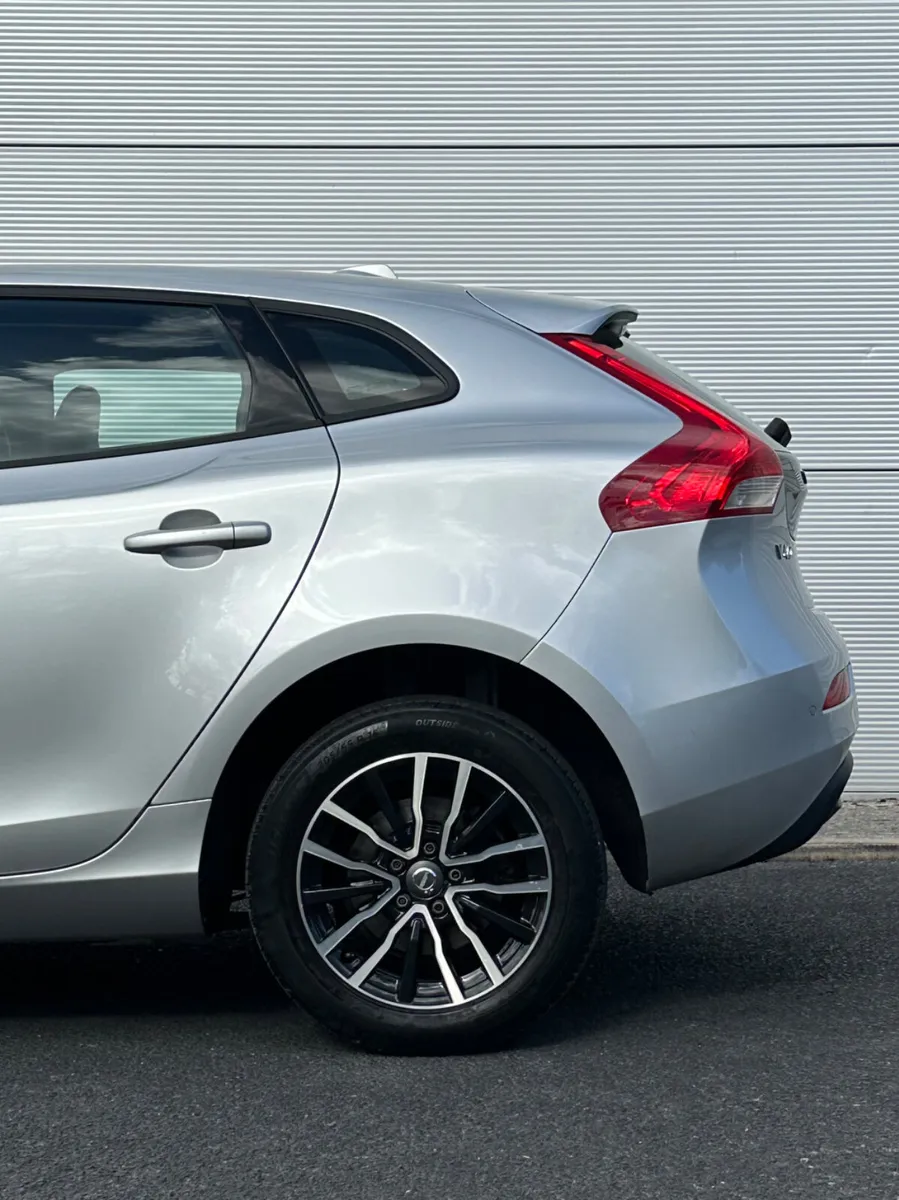 Volvo V40 D2 Momentum *LowKmS - Image 4