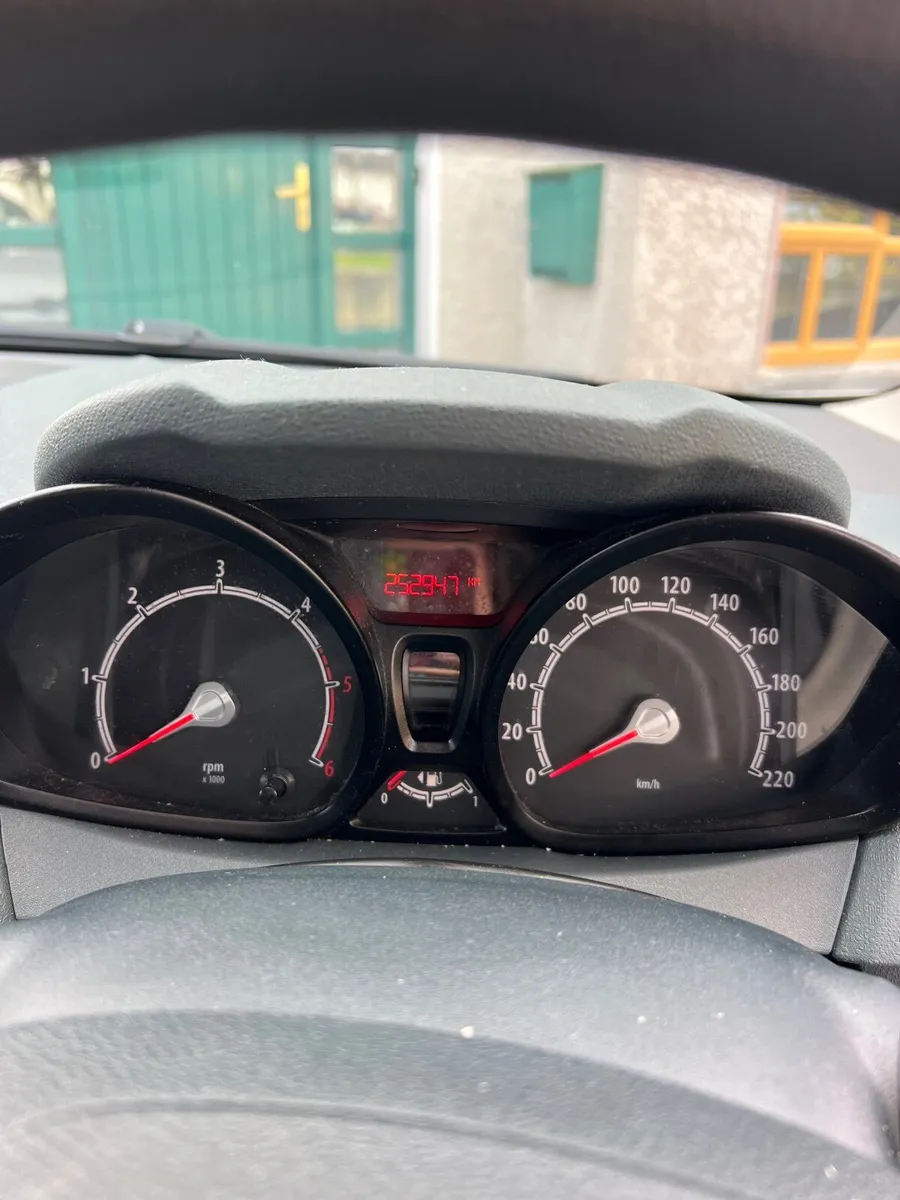 Ford Fiesta 2011 - Image 2