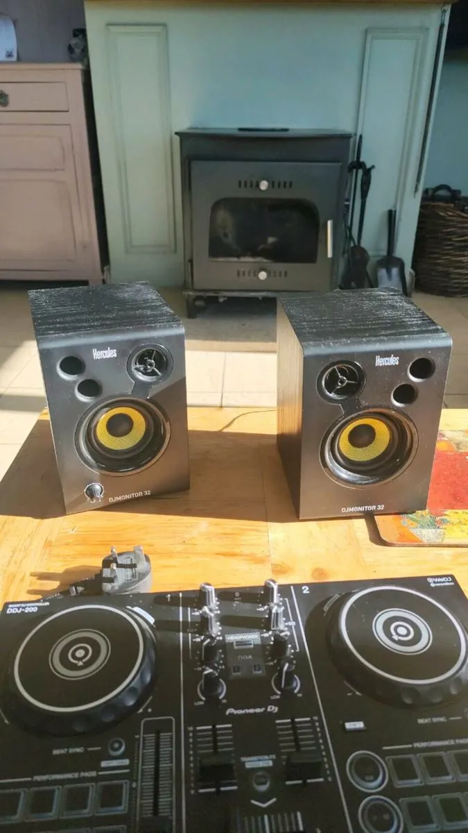 DJ equipment - Image 1