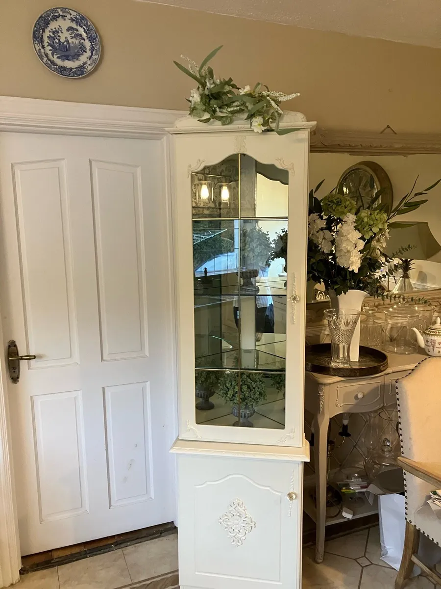 Corner display cabinet. - Image 1