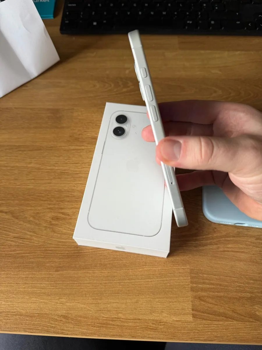 iPhone 16 White 128GB - Image 4