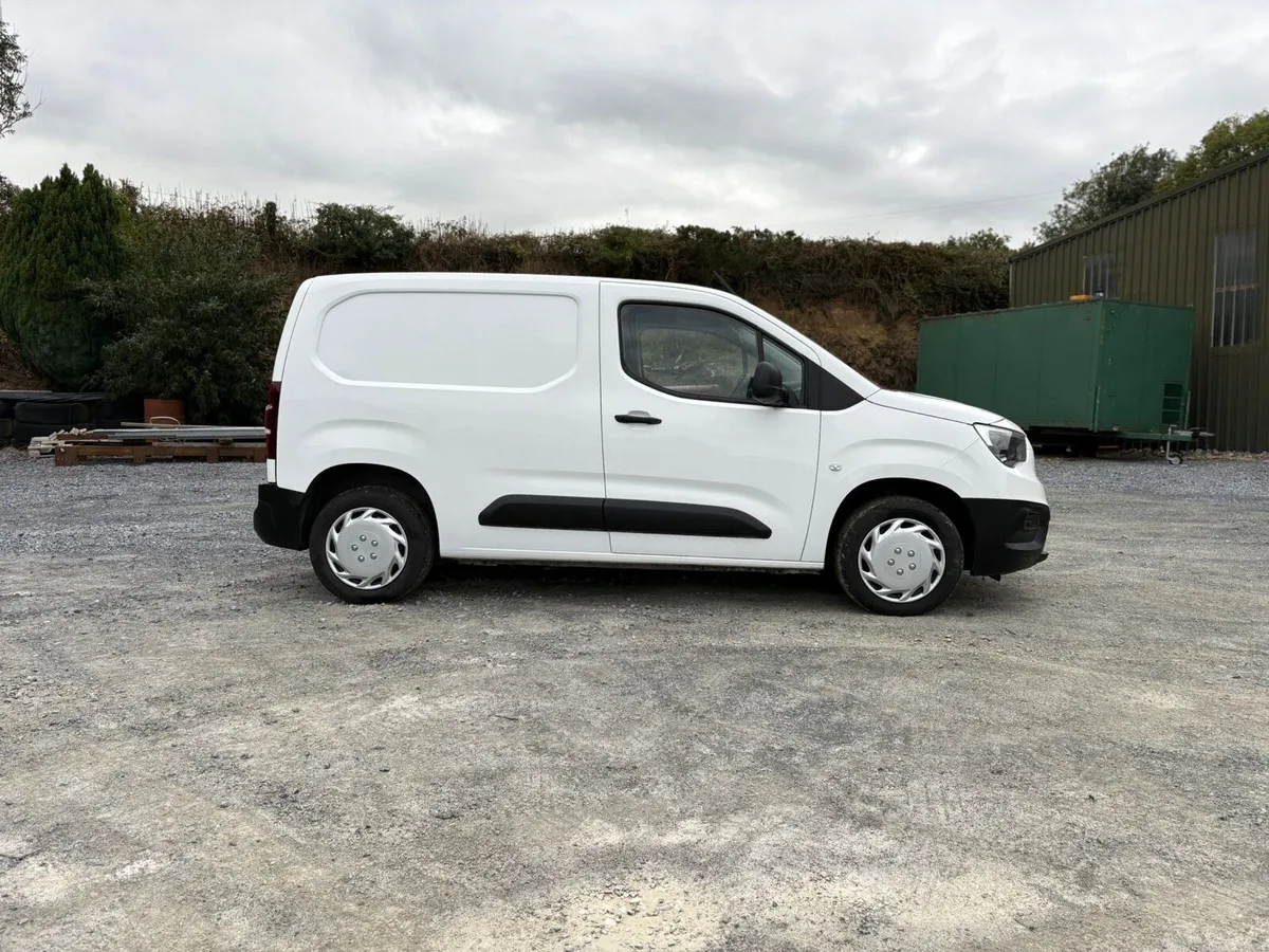 2022 Opel combo 3 seater - Image 4