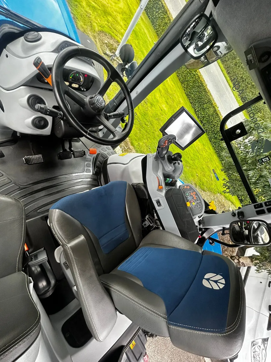 2023 T7.210 Ex Demo - Image 2