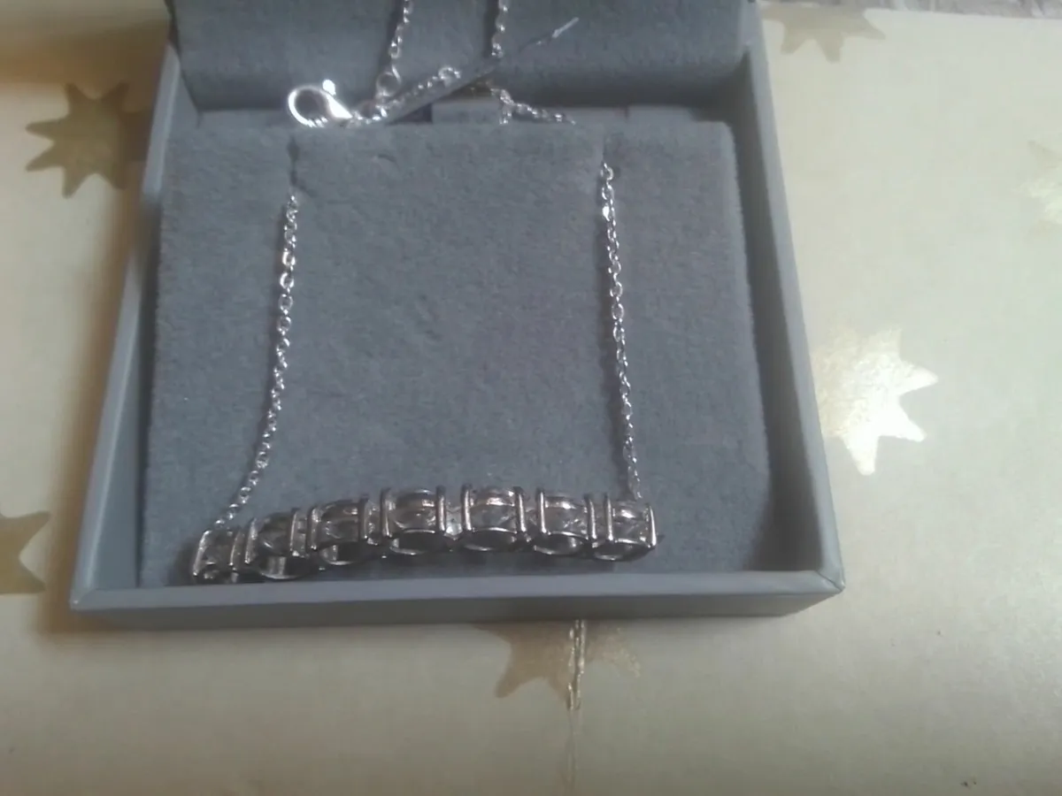 STERLING SILVER DIAMANTE ROUND ROW NECKLACE 18 " - Image 2