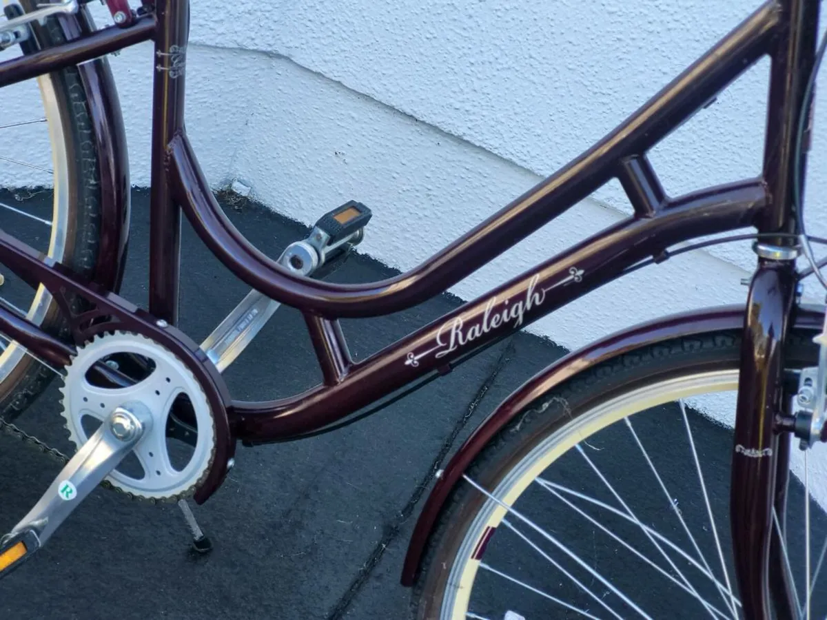 LADIES RALEIGH CAMEO BIKE N BASKET LIKE NEW - Image 4