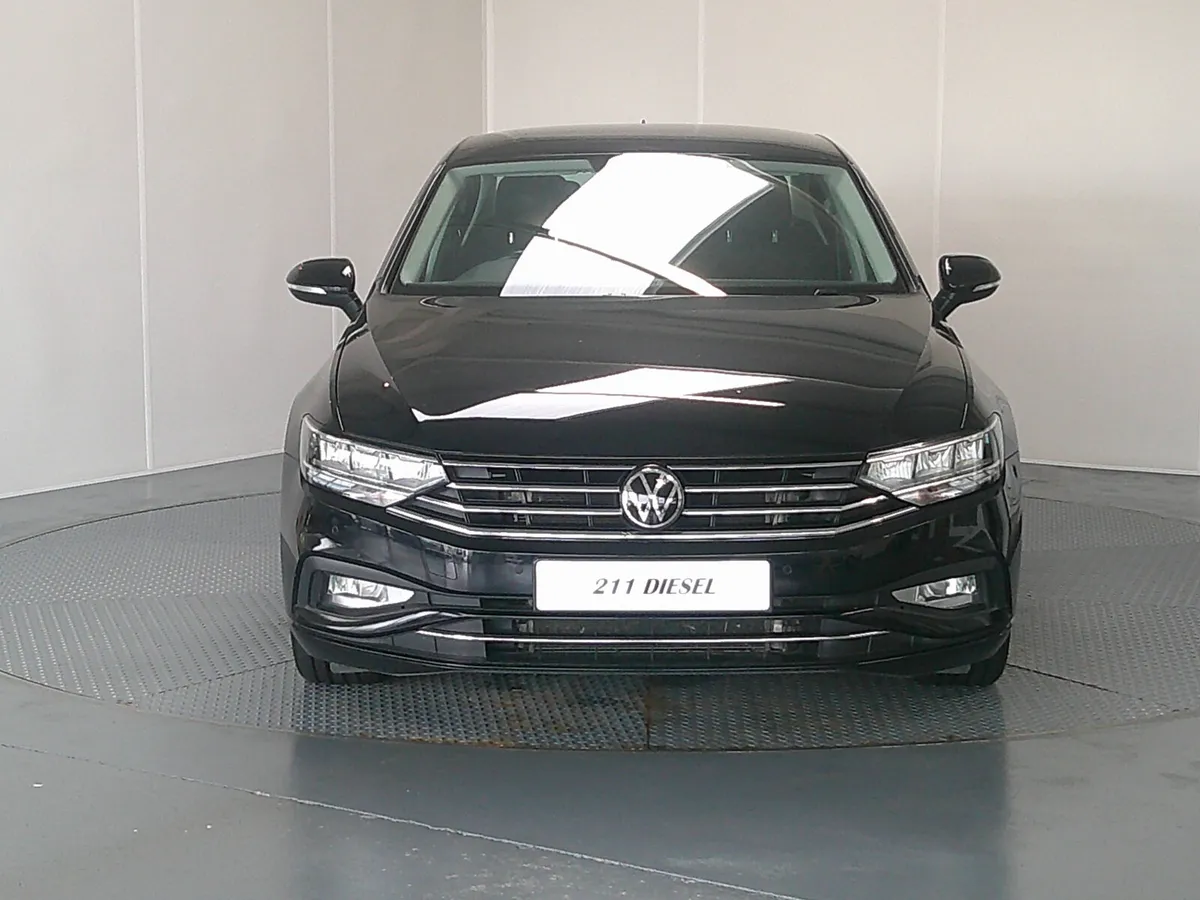 Volkswagen Passat 2021 - Image 2