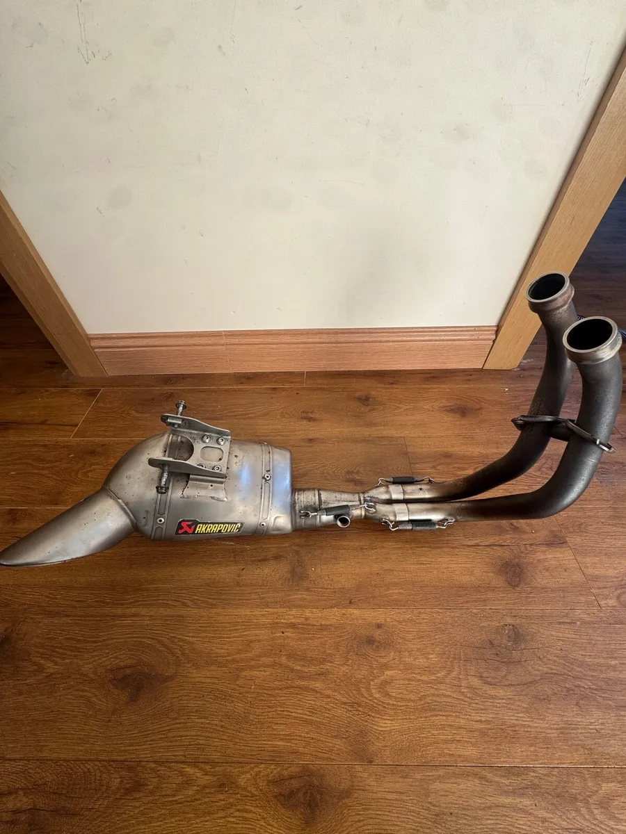 MT07 Akrapovic Titanium exhaust - Image 1