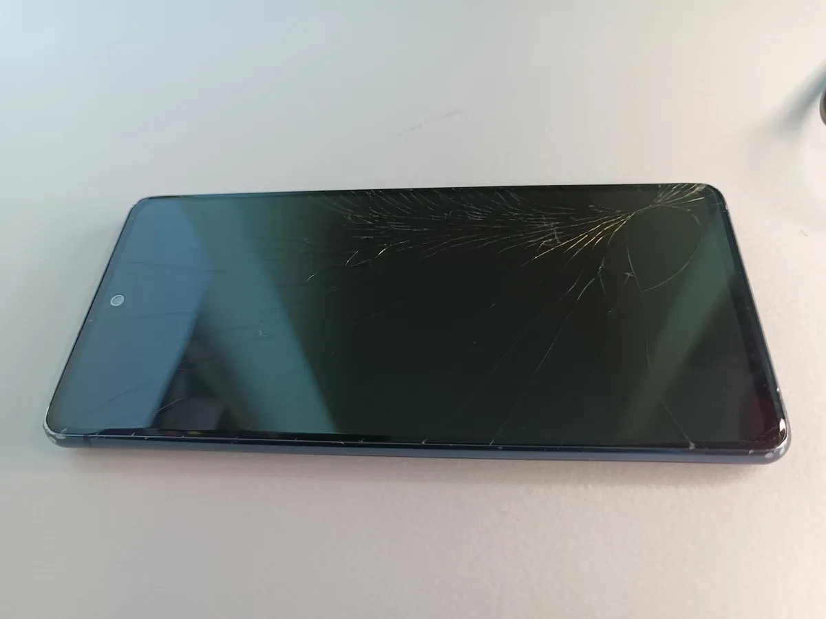 Samsung Galaxy S20 FE 5G, unlocked, minor damage - Image 4