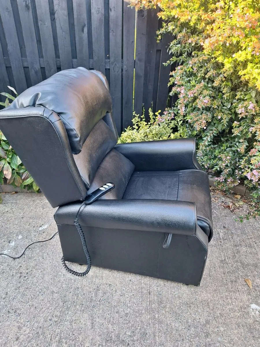 Riser recliner electric armchair - Image 2