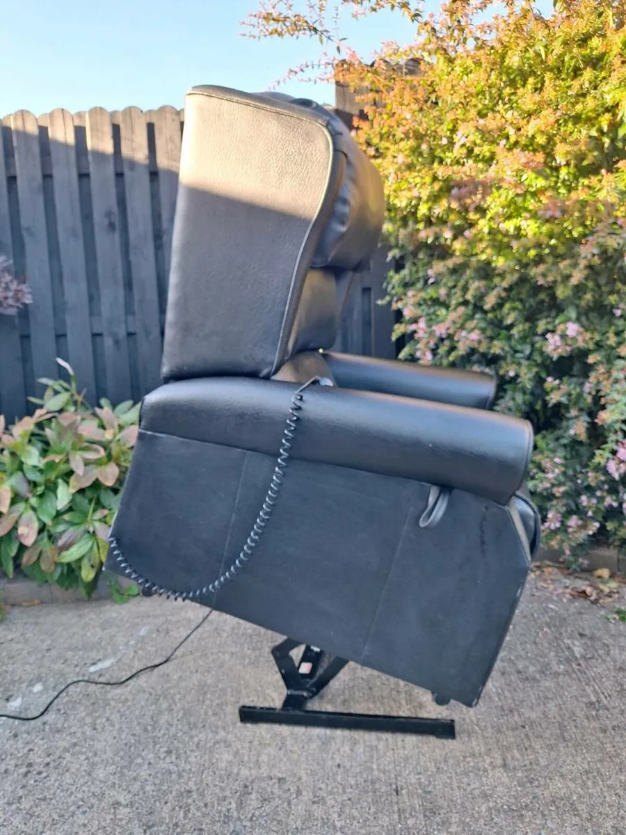 Riser recliner electric armchair - Image 3