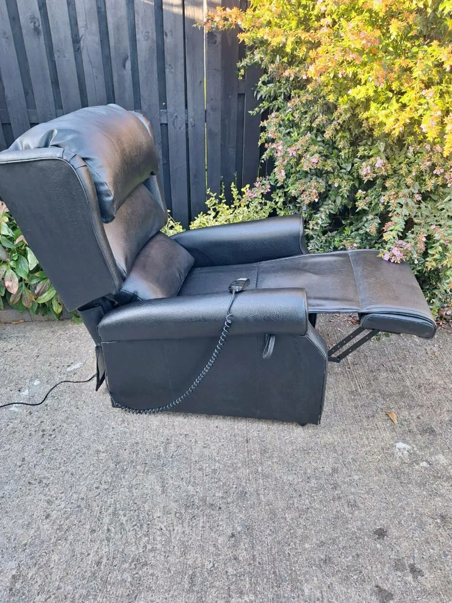 Riser recliner electric armchair - Image 4