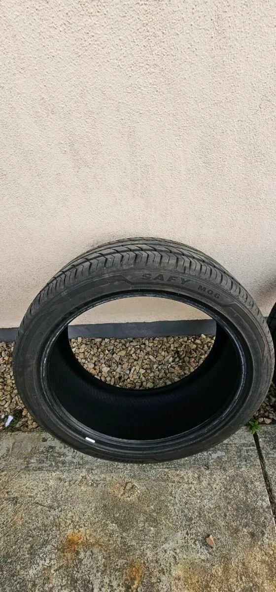 245 40 R19 pair of tyres - Image 1