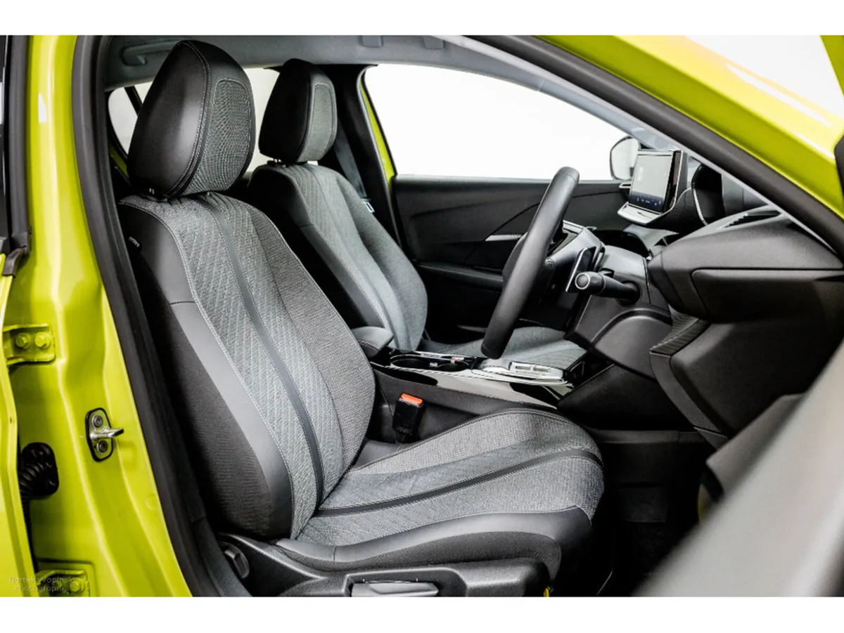Peugeot 208 Allure 1.2 MHEV Auto 136HP - Image 3