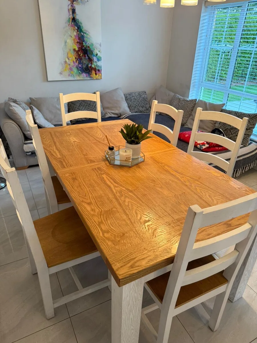 Table and chairs - Image 2