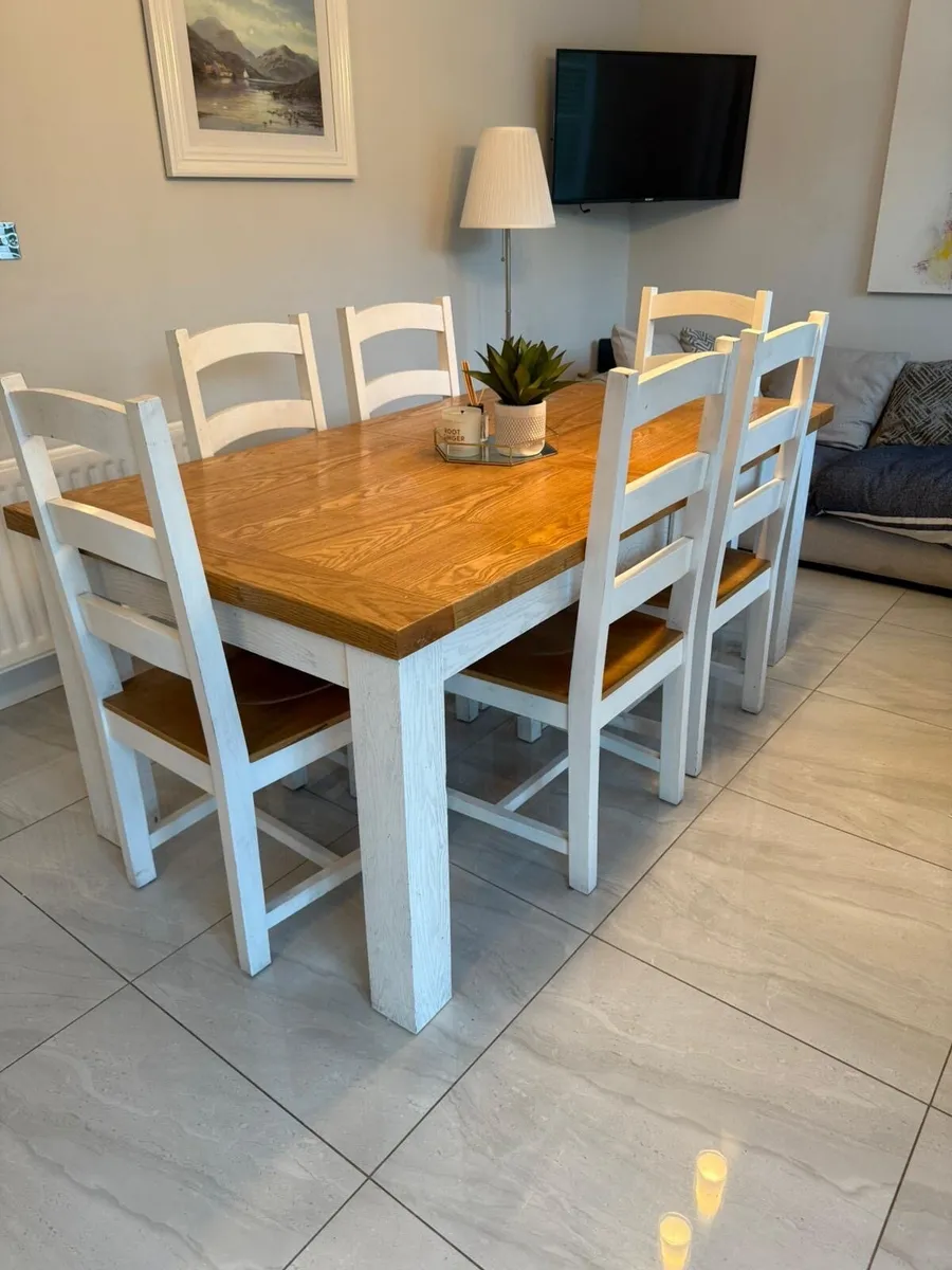 Table and chairs - Image 1