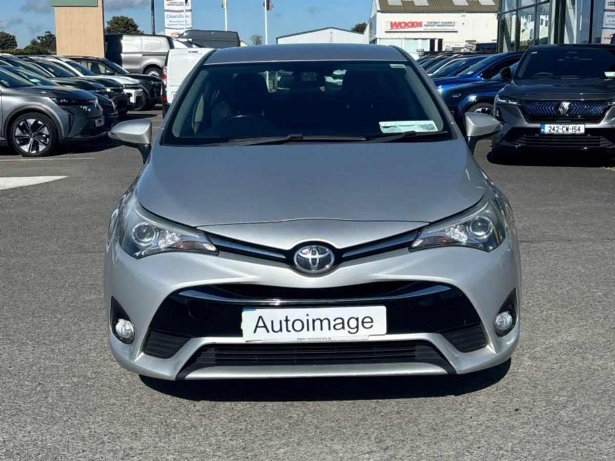 Toyota Avensis 1.6 D-4d Luna Navi Saloon - Image 2