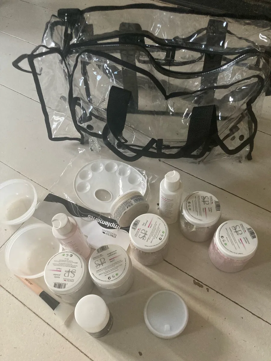 Beauty items and bag - Image 1