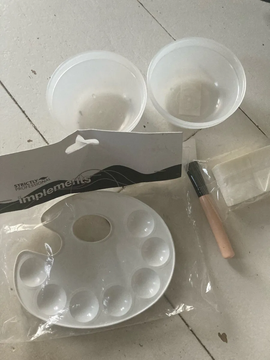 Beauty items and bag - Image 2