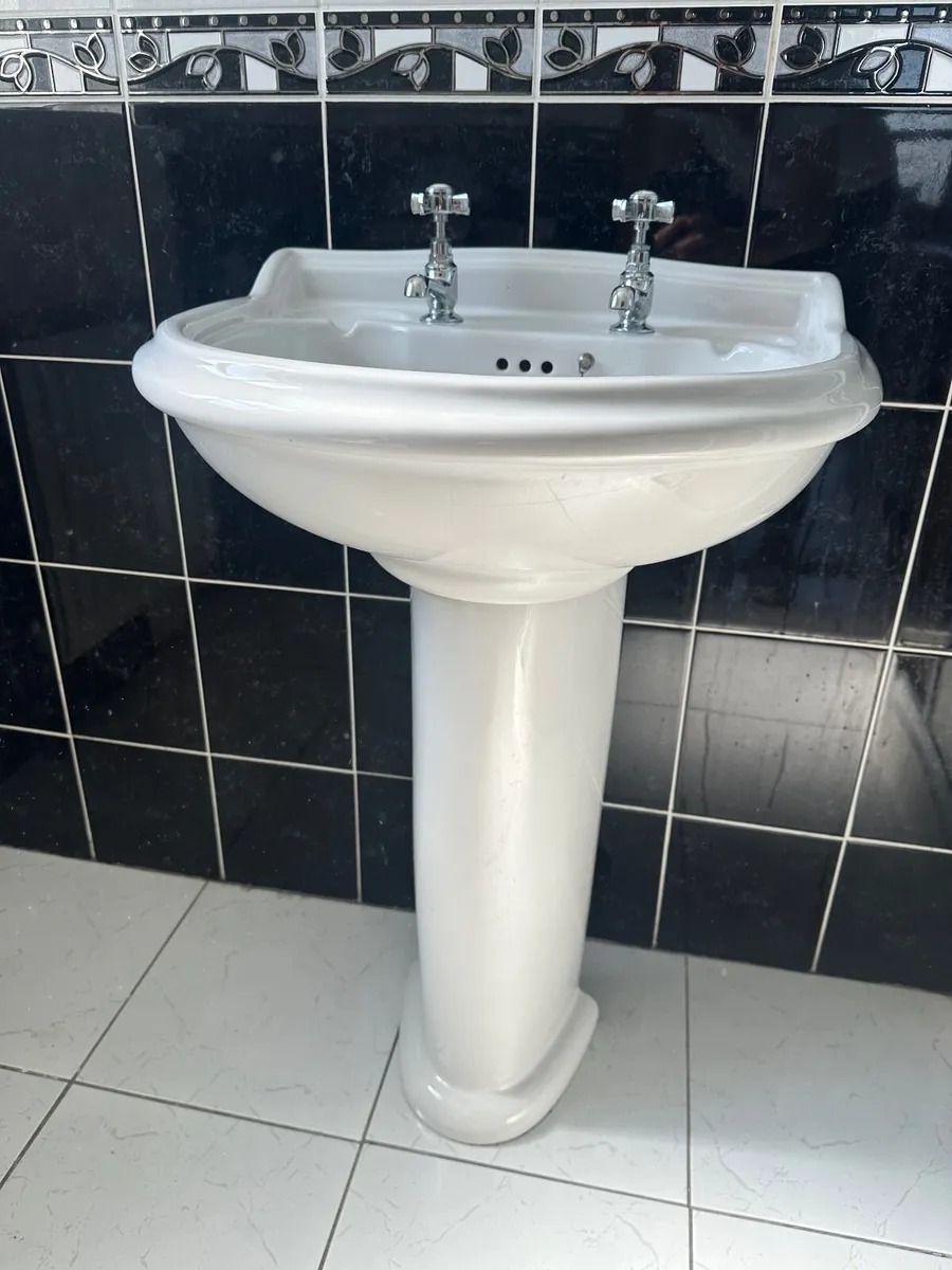 Bathroom sink - Image 1