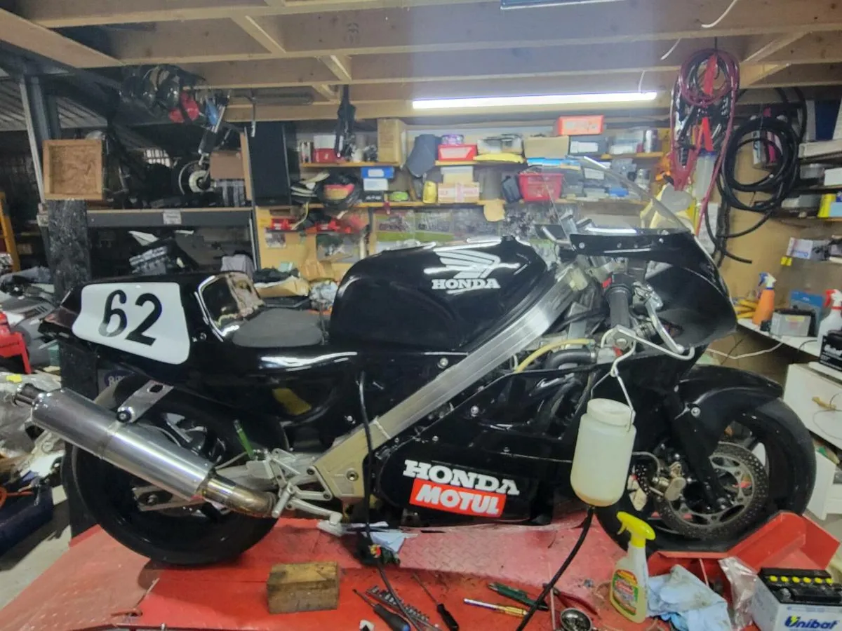 Vfr 750 track bike. - Image 1