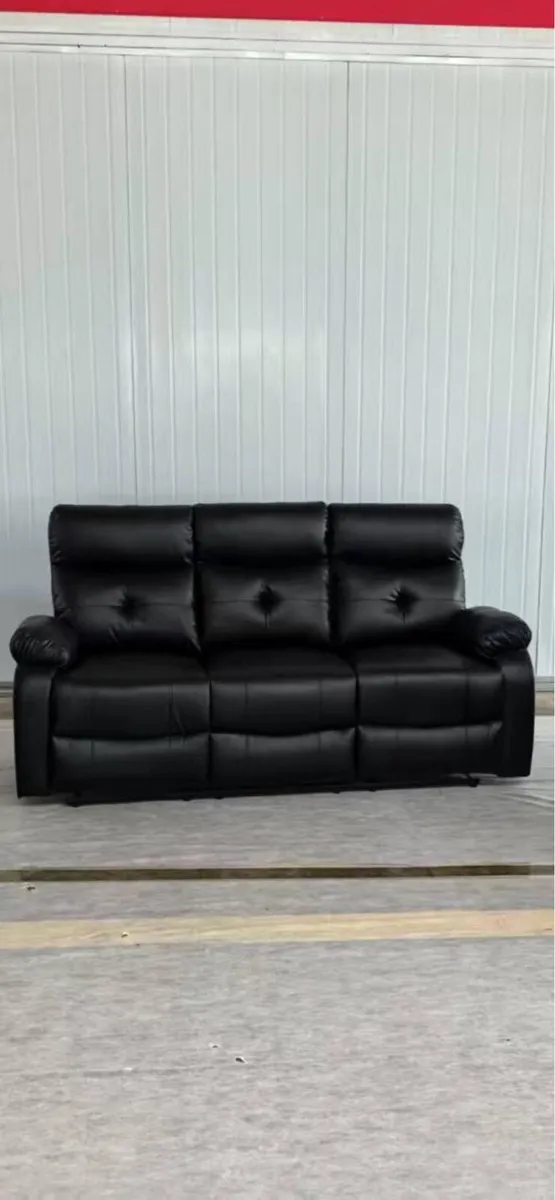Italian leather recliner Soafa reduced to clearanc